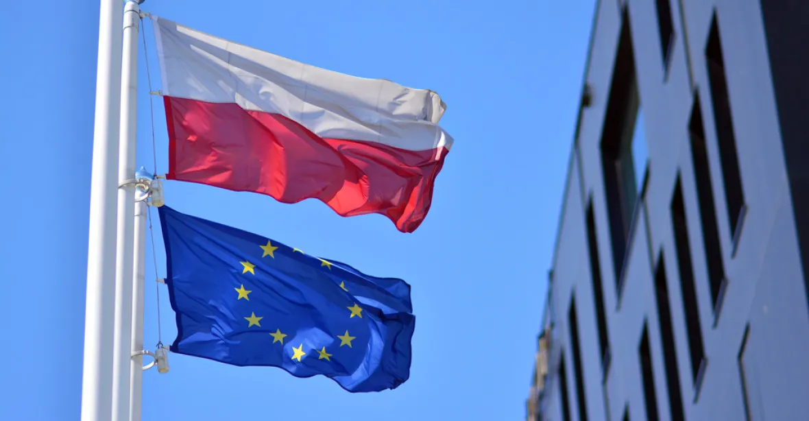Skoro sedmnáct procent Poláků si podle průzkumu přeje odchod země z EU