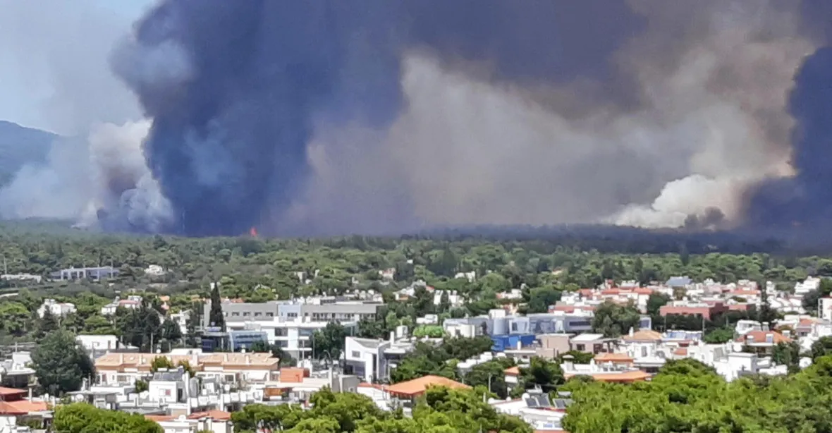 Severně od Atén vypukl velký požár, tisíce lidí utekly z domovů