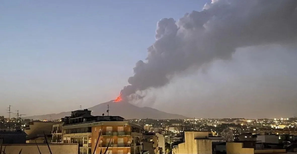 VIDEO: Etna se opět probrala. Chrlila oheň a lávu