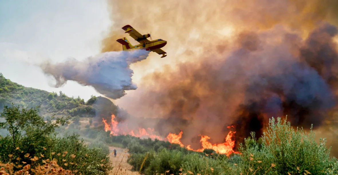 VIDEO: Řecko v plamenech. S hašením pomáhá 22 zemí včetně Česka
