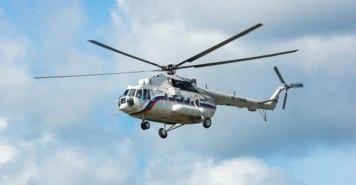Po tvrdém dopadu vrtulníku do jezera hlásí úřady devět pohřešovaných