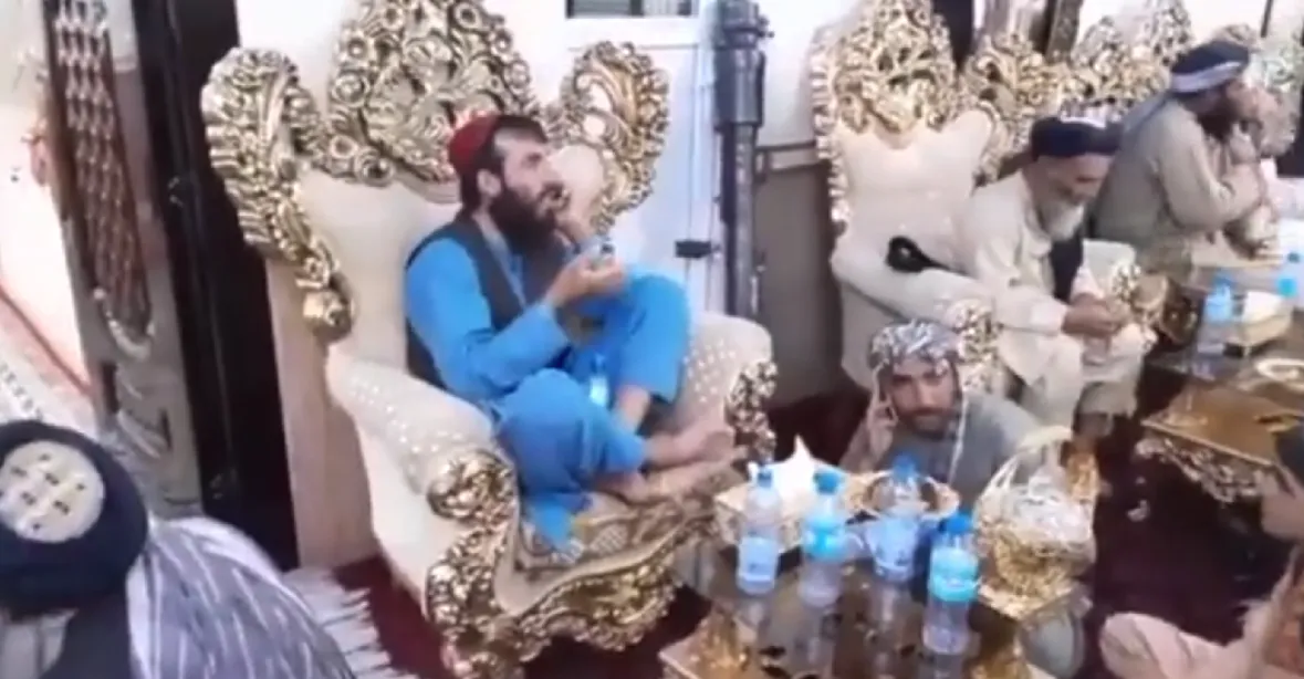 VIDEO: Bojovníci Tálibánu dobyli luxusní palác vládního generála