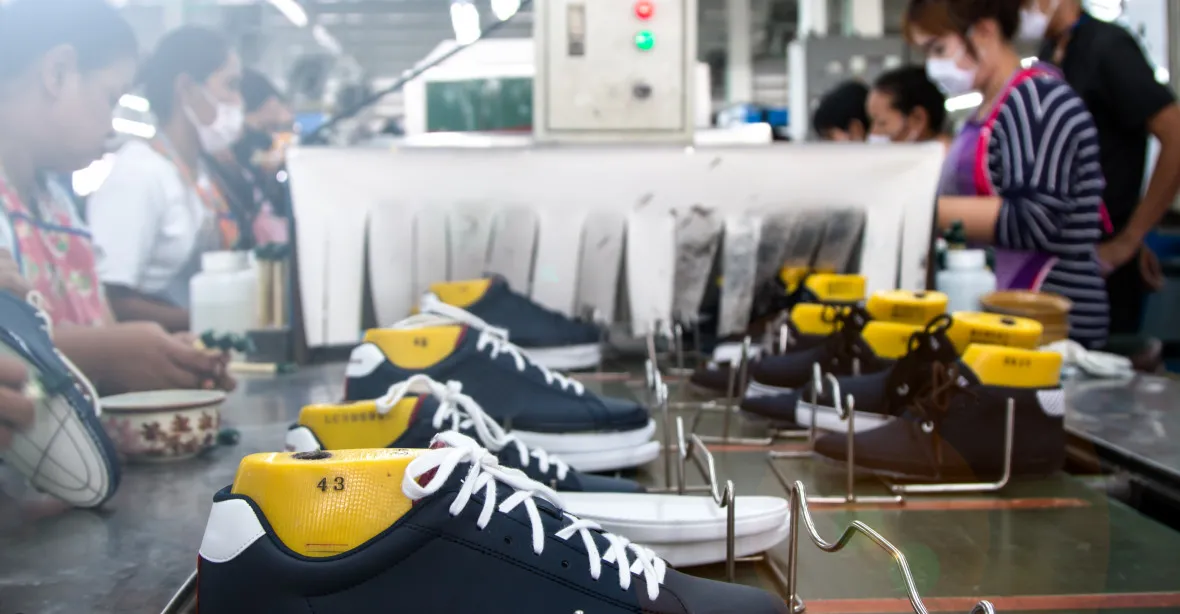 Pandemie zdražuje už i boty. Ve Vietnamu kvůli šíření viru zavírají továrny zásobující svět