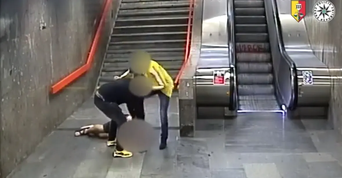 VIDEO: Násilníci v metru přepadli muže, opakovaně mu přitom dupli na hlavu