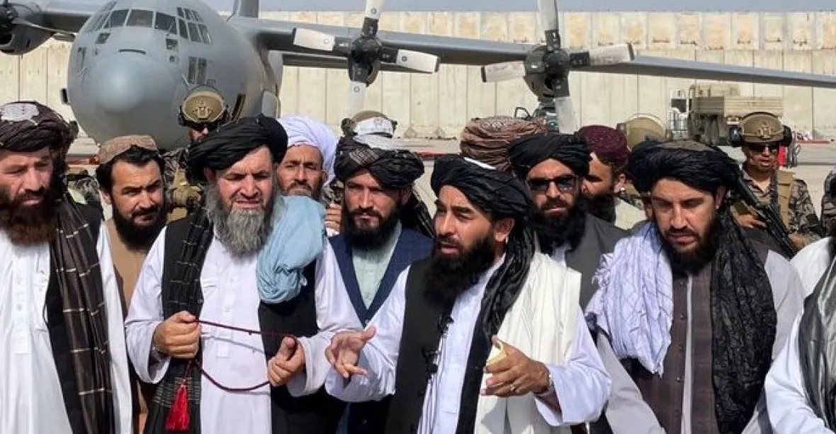 VIDEO: Slavnostní střelba a promenáda vůdců po letišti. Tálibán oslavuje historické vítězství