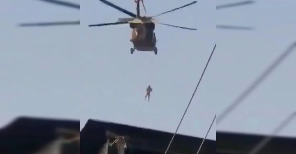 VIDEO: Tálibán létá americkým vrtulníkem s visícím člověkem