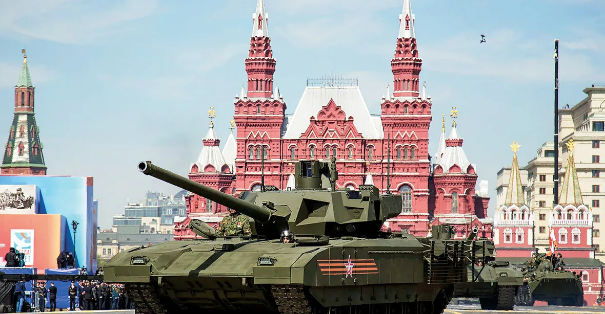 Ruský tank Armata jezdí hlavně na přehlídkách. Výroba se odkládá šestým rokem
