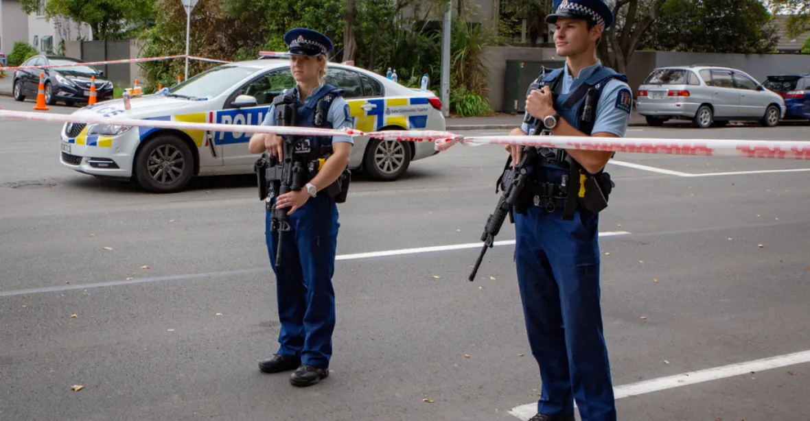 Terorista na Novém Zélandu pobodal v obchodě šest lidí. Policie ho sledovala