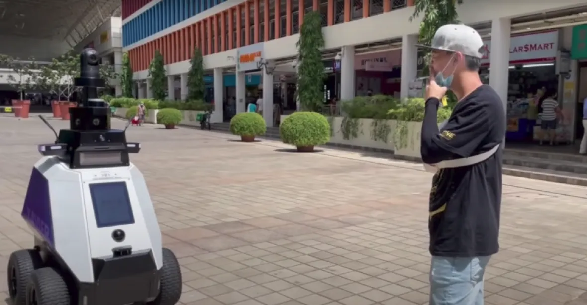 VIDEO: Robotický policajt vynadá lidem za sdružování či kouření