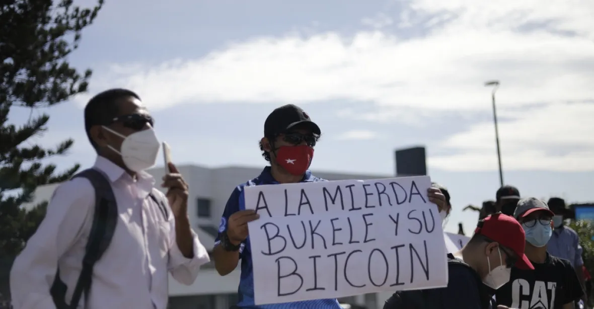 Špatný den pro prezidenta i bitcoin. V Salvadoru po zavedení nového platidla vypukly protesty