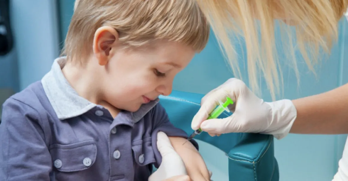 Očkování dětí starších pěti let začne zřejmě v říjnu. Na Slovensku už probíhá
