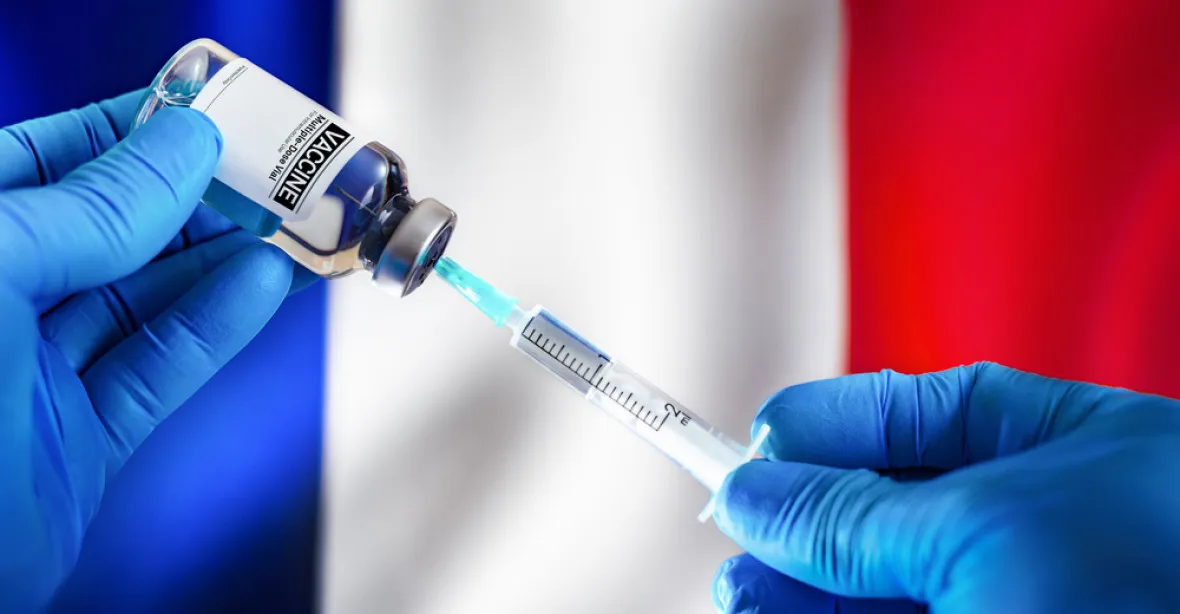 Bez povinného očkování přijdou francouzští lékaři o plat a mohou být odvoláni z práce