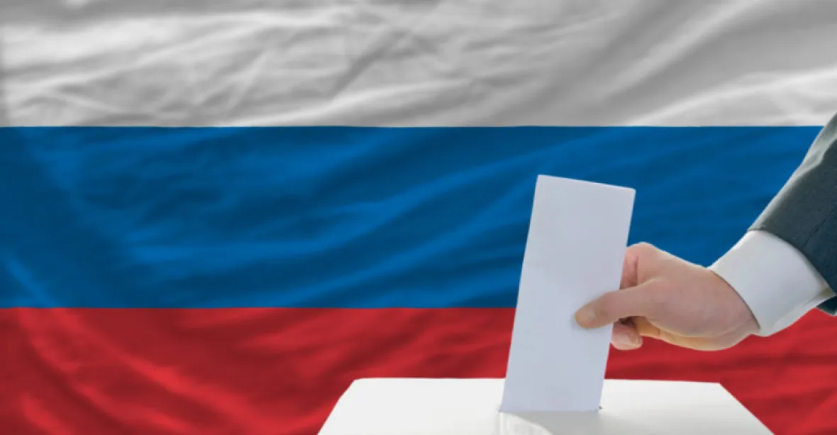 Internet zaplavují videa z ruských voleb. Na falšování si už stěžují i komunisté