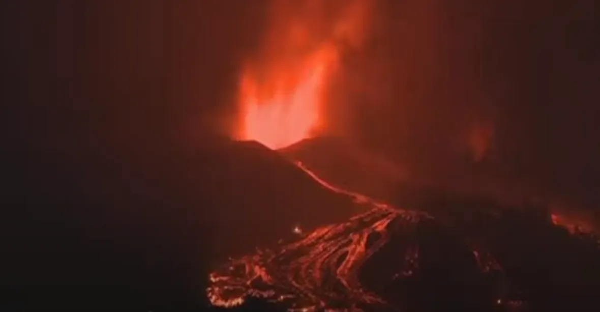 Sopka na Kanárech dál chrlí lávu. Lidé prchají z domovů