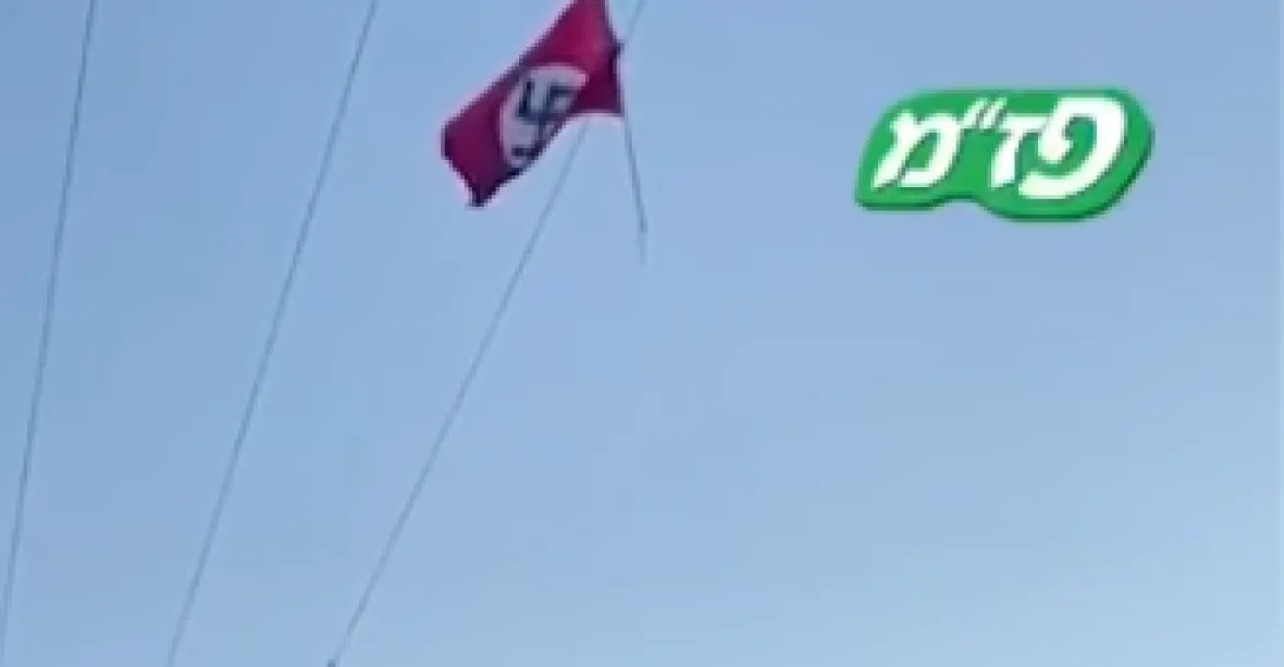 U vojenské základny nedaleko Hebronu někdo vztyčil nacistickou vlajku