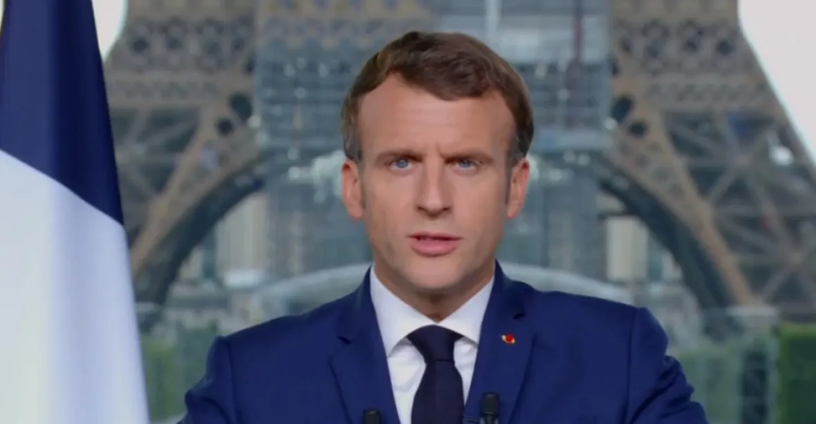 Macron podal oznámení na fotografa, který ho vyfotil v plavkách a na vodním skútru