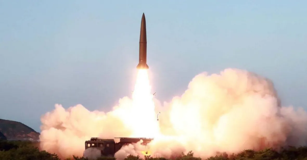 Severní Korea ohlásila test nadzvukové rakety. Je pomalejší než zbraně protivníků