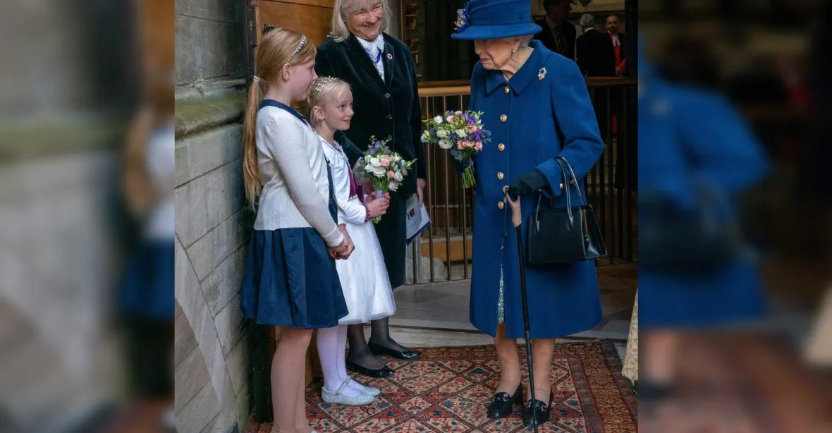 Královna Alžběta II. se po letech objevila na veřejnosti s hůlkou