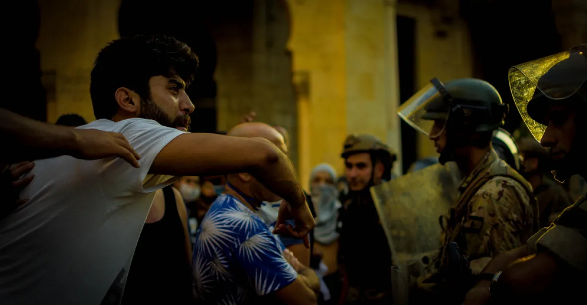 Bejrút jako válečná zóna. Po protestech a střelbě zůstalo pět mrtvých a třicet zraněných