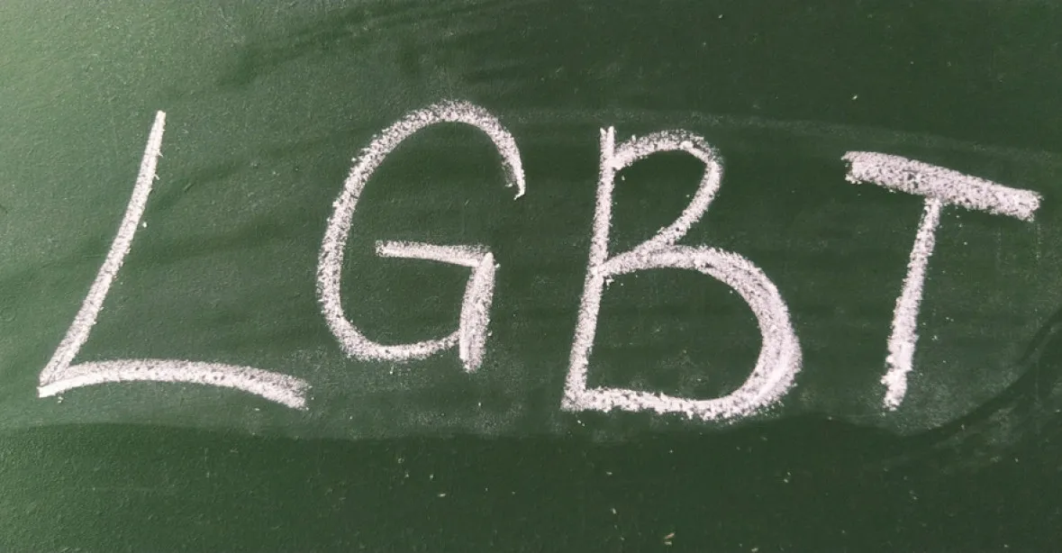 Univerzita Karlova dá zaměstnancům lekci, jak se „správně“ chovat k trans a nebinárním
