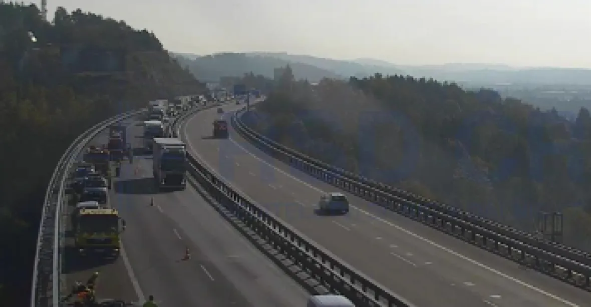 Nehoda devíti aut zablokovala D1 ve směru na Prahu