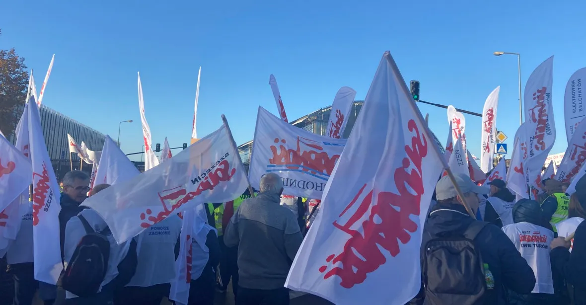 „Ruce pryč od Turówa.“ Před Soudním dvorem EU protestovaly stovky polských horníků