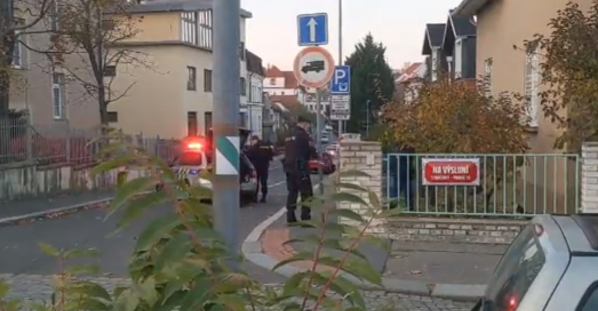Drama ve Strašnicích: útočník zřejmě zastřelil muže, pak i sám sebe