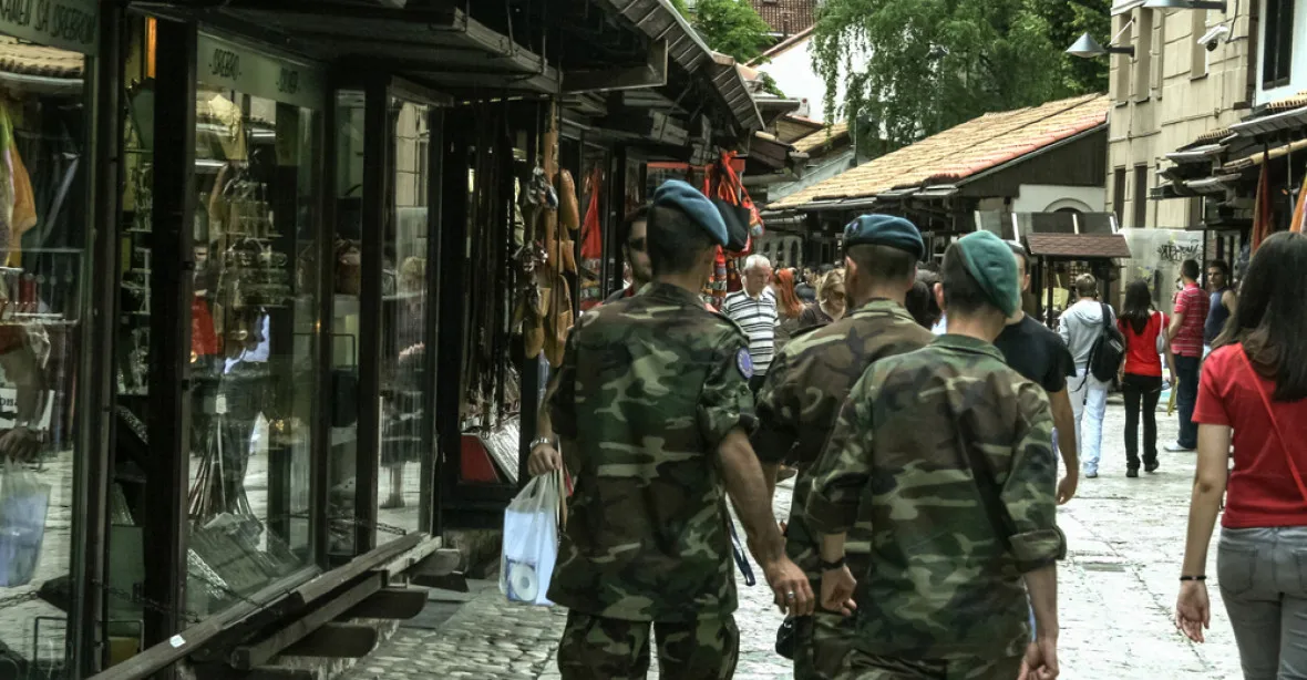 Bosně hrozí rozpad a konflikt, varuje zpráva pro OSN. Tamní Srbové chtějí svou armádu