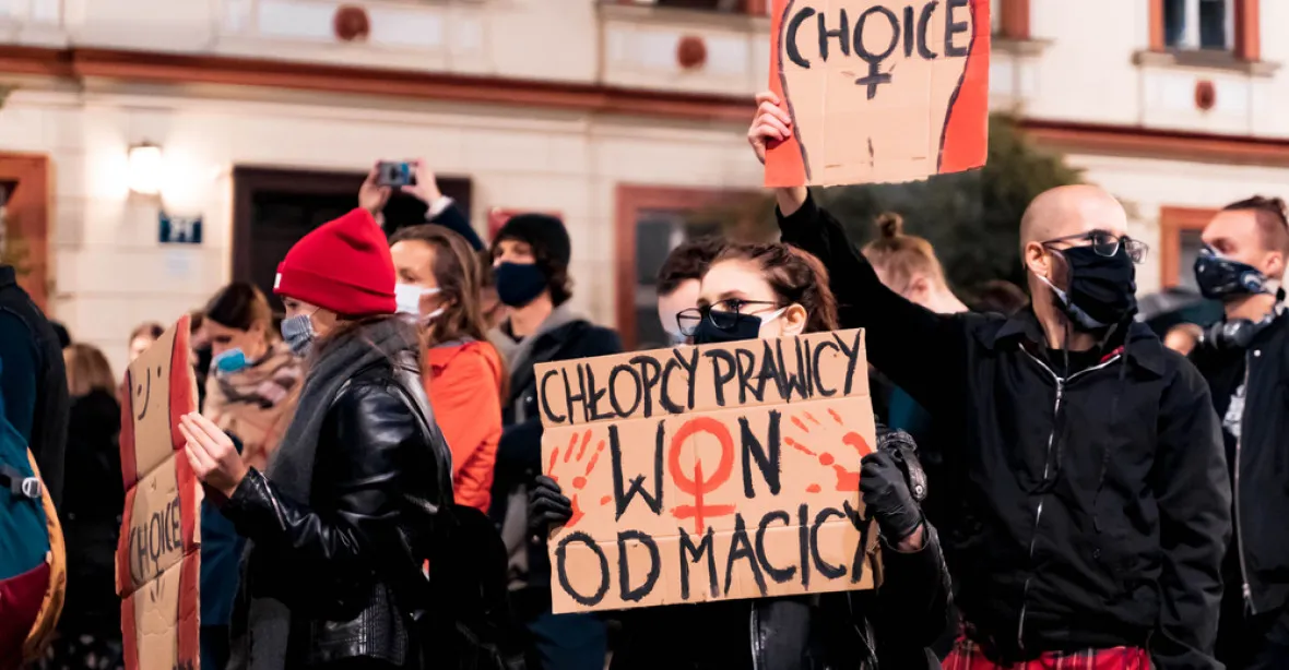 Tisíce Poláků protestují kvůli potratům. Do ulic je přivedla smrt ženy