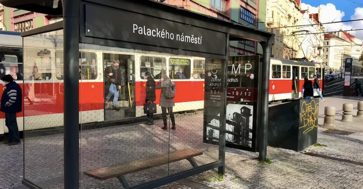 OBRAZEM: Praha zahájila modernizaci zastávek za miliardu. Části Pražanů se černá barva nelíbí