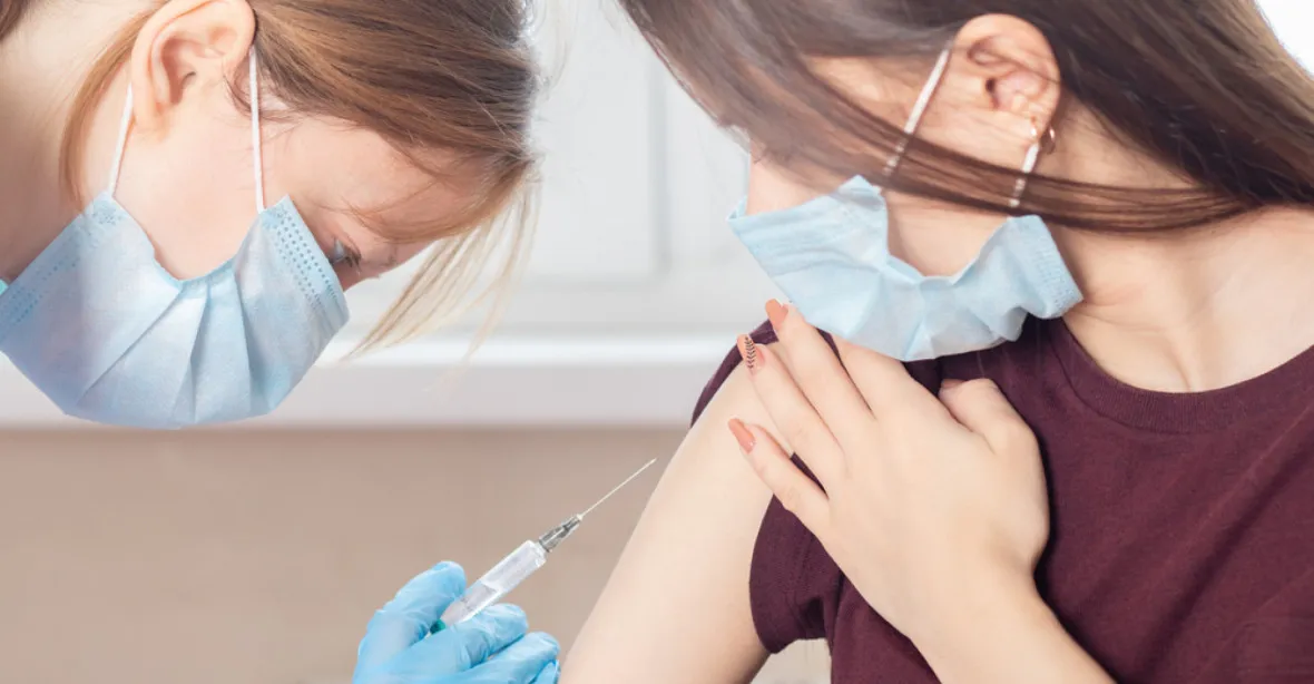 Pětina lidí odmítá vakcínu na covid, v otázce povinného očkování jsou Češi rozdělení