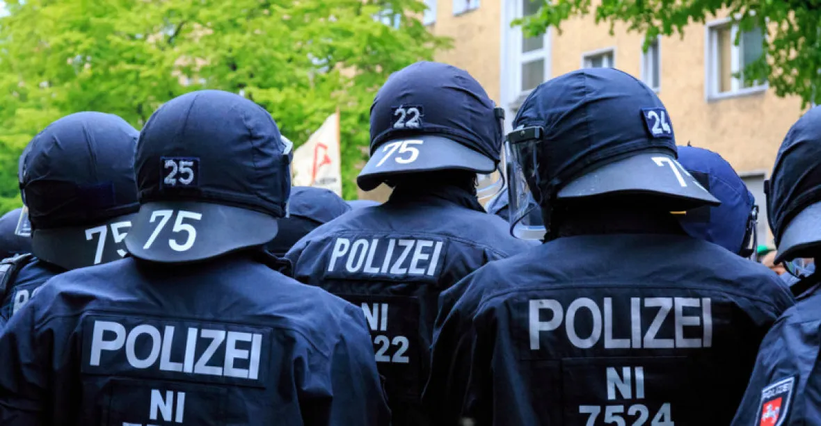 Německá policie našla v domě u Berlína pět mrtvých, včetně tří dětí. Zřejmě byli zavražděni