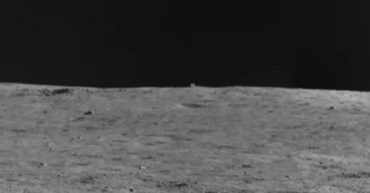 Čínské vozítko na Měsíci odhalilo záhadnou „krychli“