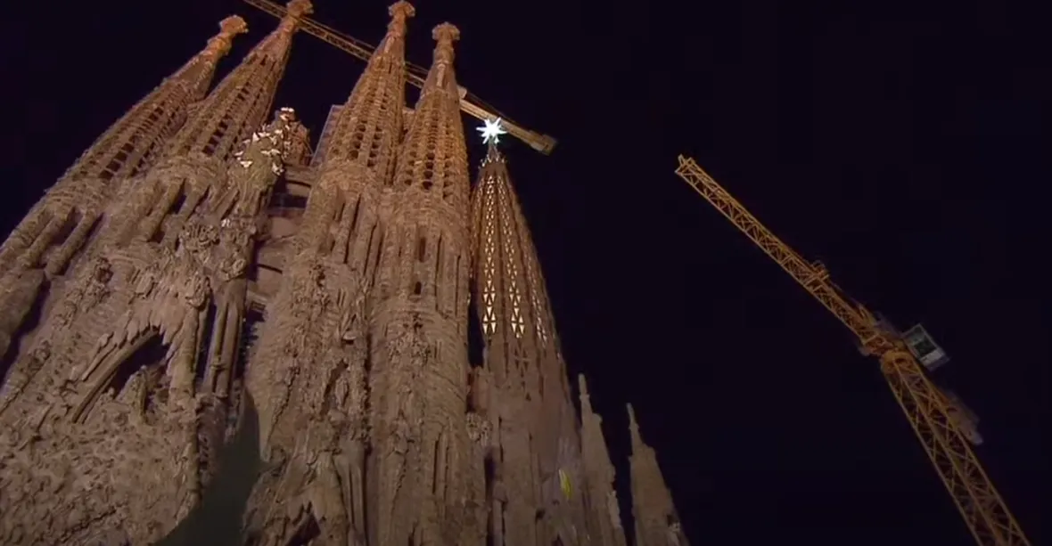 Zatím nejvyšší věž baziliky Sagrada Família je hotová. Rozsvítila se na ní zářivá hvězda
