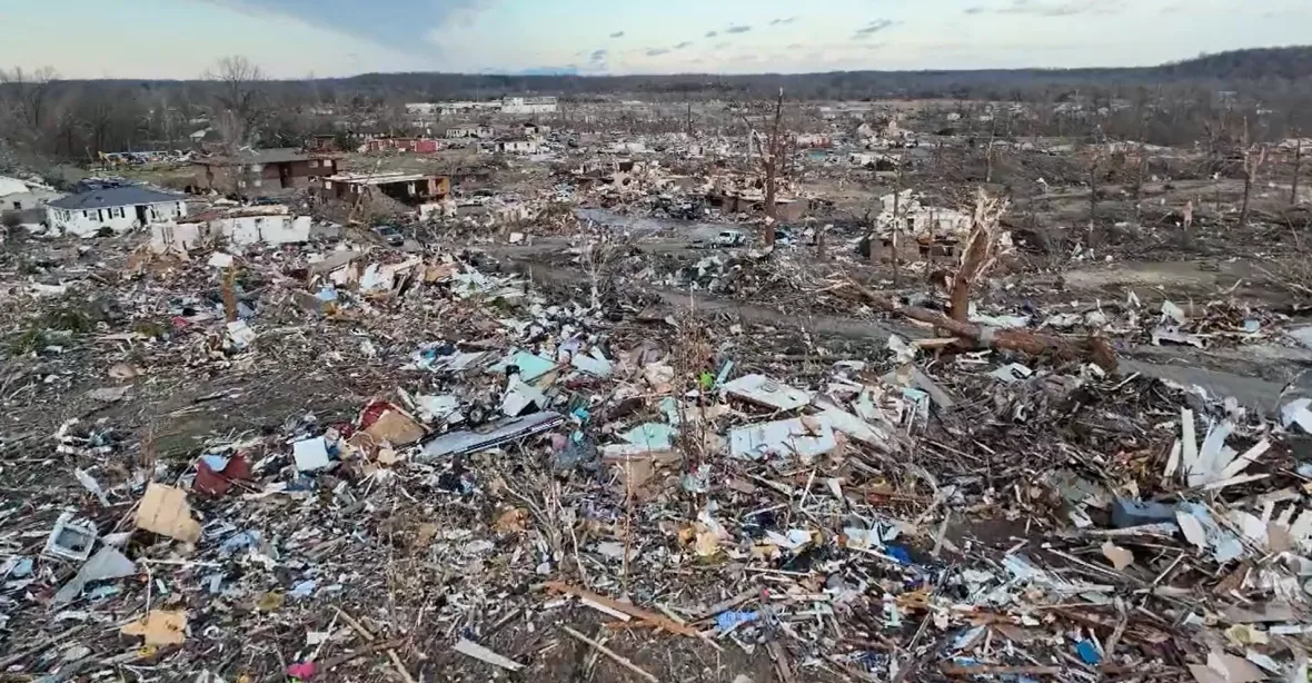VIDEO: Stav katastrofy v Kentucky. Tornáda zabila nejméně 74 lidí