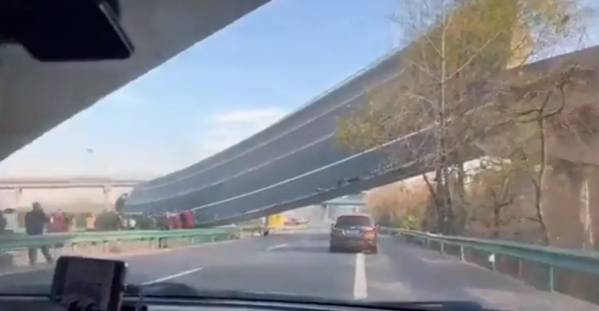 VIDEO. V Číně spadl most se třemi kamiony. Rozdrtily auto pod ním