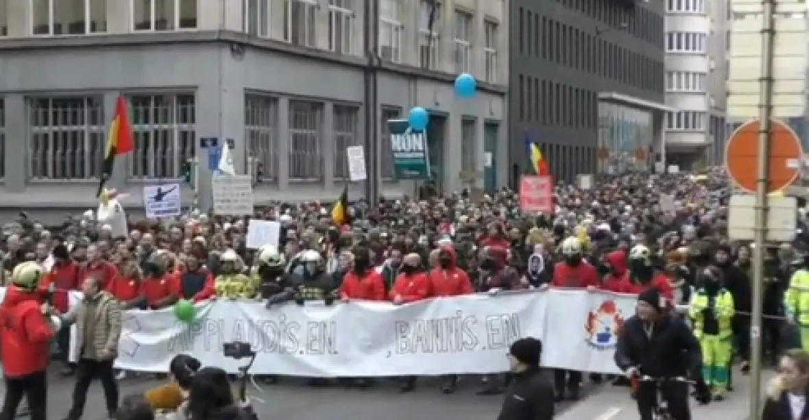 V Bruselu demonstrovaly proti koronavirovým restrikcím tisíce lidí, připojili se i někteří zdravotníci