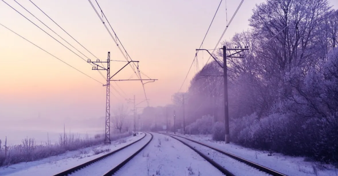 Namrzlé vedení výrazně omezilo provoz vlaků mezi Prahou a Benešovem