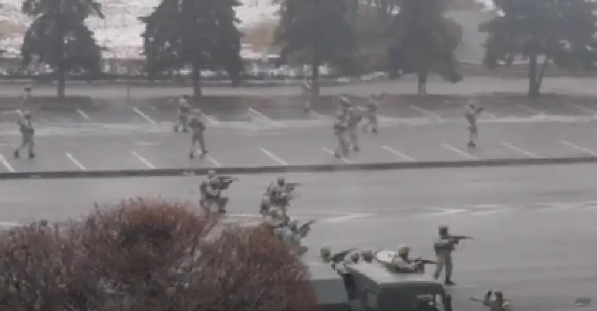 Střelba v Almatě. Policie mluví o protiteroristické operaci a likvidaci desítek lidí