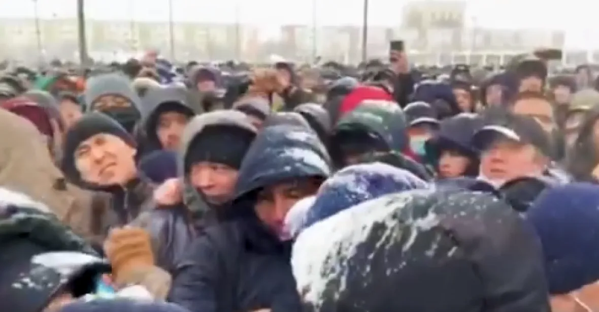Mrtví a ranění. Vojáci v centru Almaty střílí do demonstrantů, hlásí TASS