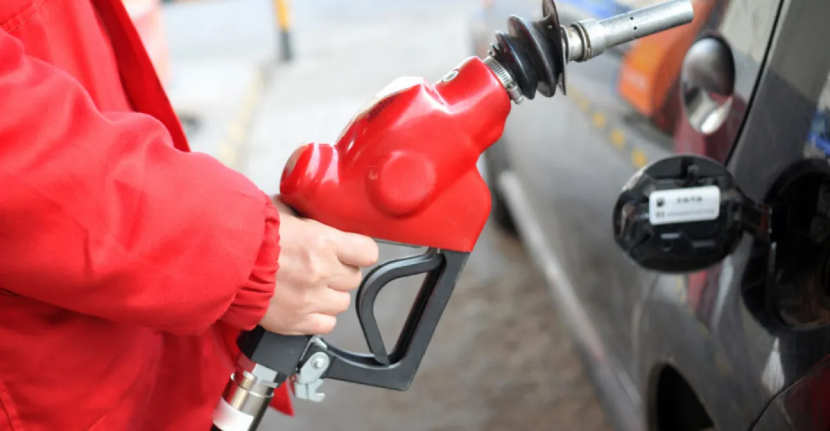 Polsko sníží sazbu DPH u benzinu na osm procent, litr pak bude stát asi 27 korun