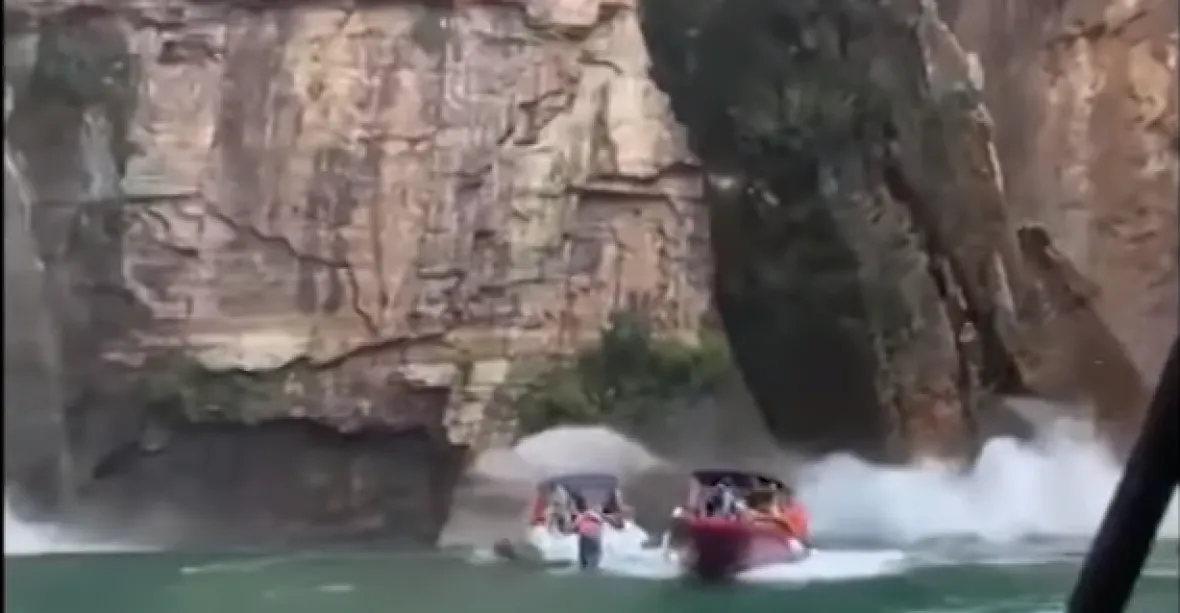 VIDEO: V Brazílii se zřítil kus skály na lodě s turisty na jezeře, nejméně sedm lidí zemřelo
