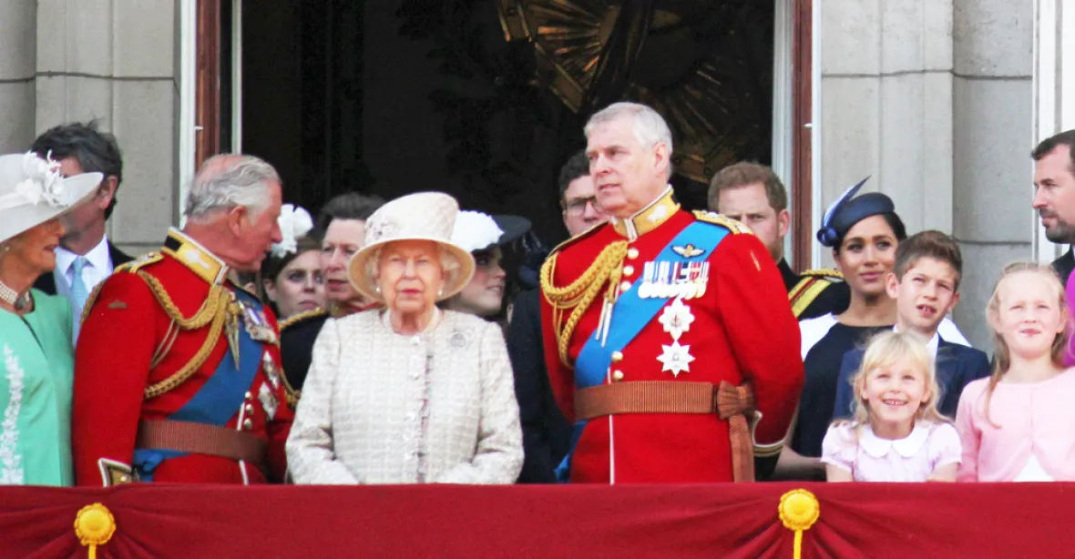 Královna zbavila prince Andrewa královských a vojenských hodností