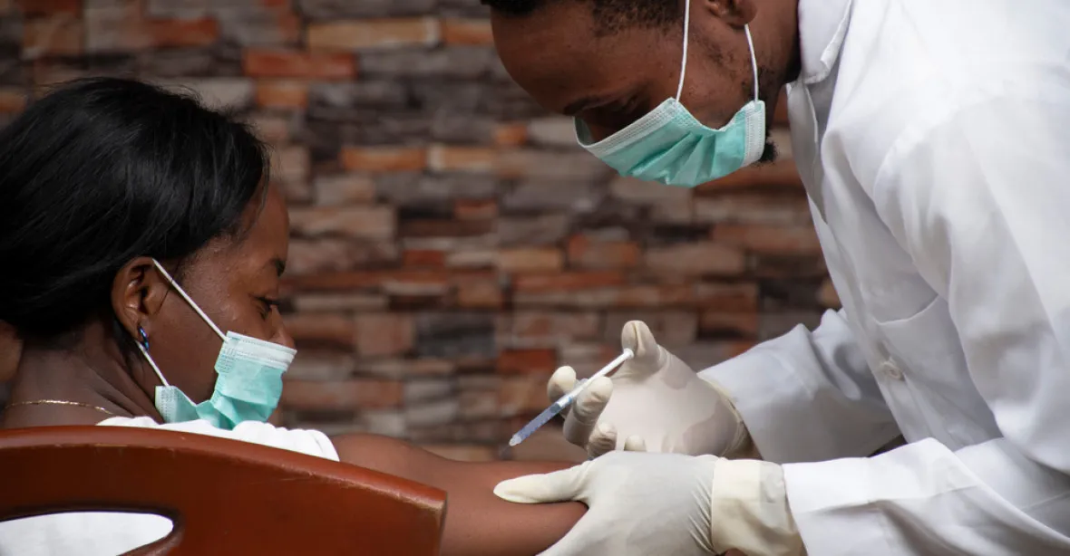 Miliony vakcín pro Afriku se musely vyhodit. Dárci je posílají těsně před expirací