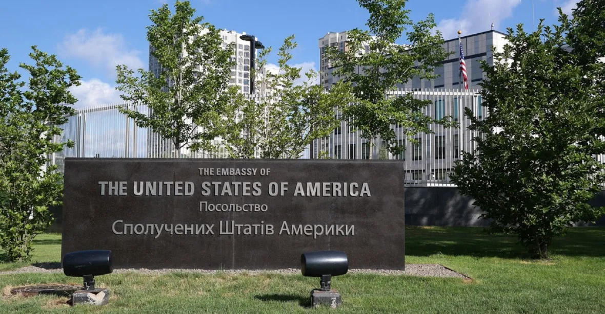 Americká vláda nařídila rodinám diplomatů na Ukrajině, aby se od pondělí začaly evakuovat