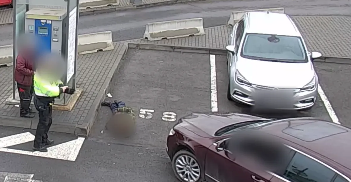 Žena „zaparkovala“ na bezdomovci. Strážník zareagoval pozdě, ale přece