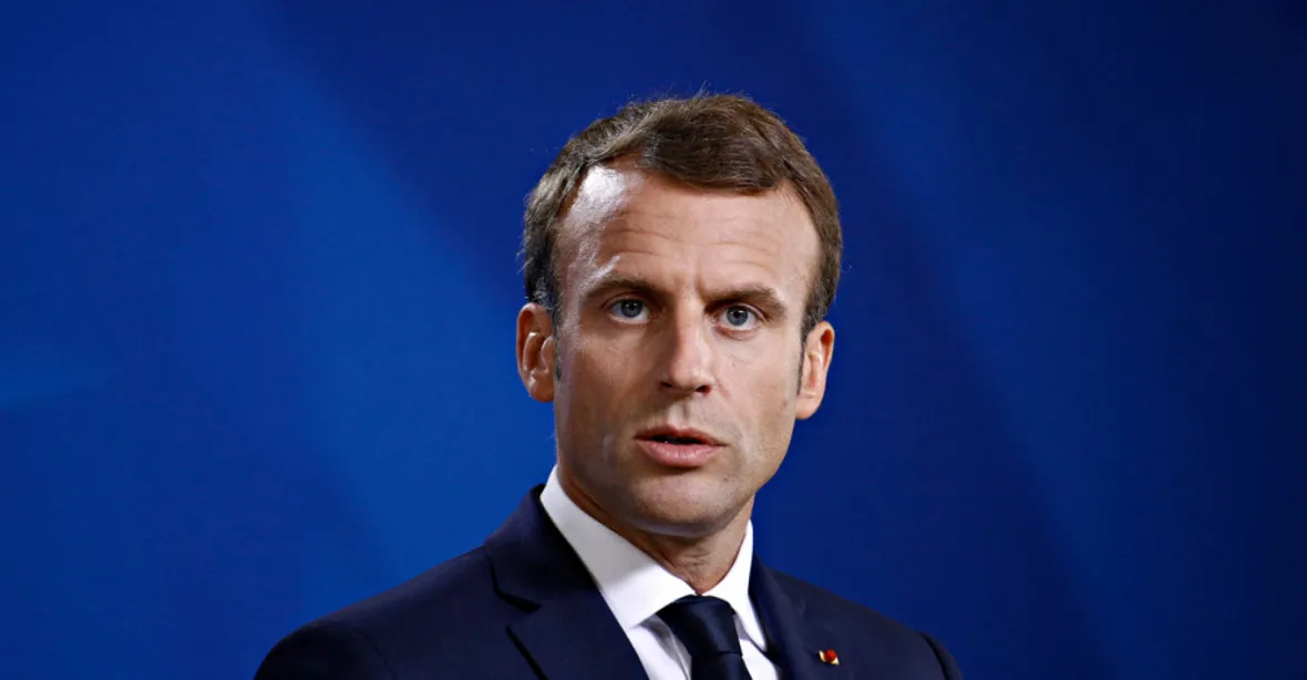 Macron po jednání se Scholzem a Dudou: Máme povinnost chránit mír a stabilitu v Evropě