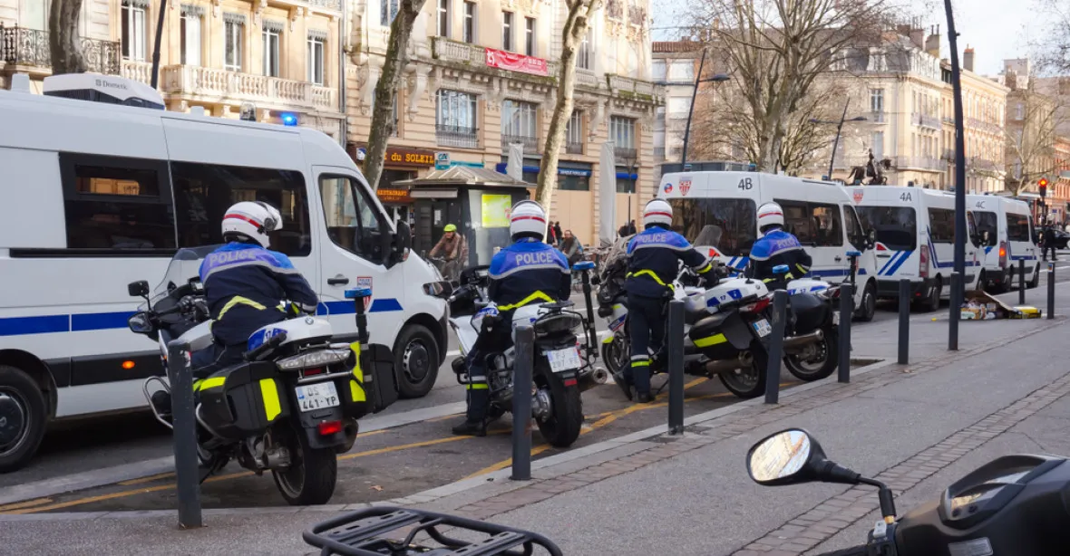 U bran Paříže tábořil Konvoj svobody. Policie zastavila 500 aut jeho účastníků