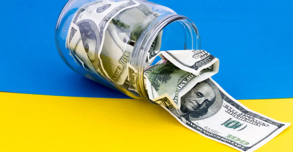 Dolar stoupá, ropa zdražuje. Situace na Ukrajině otřásá ekonomikou