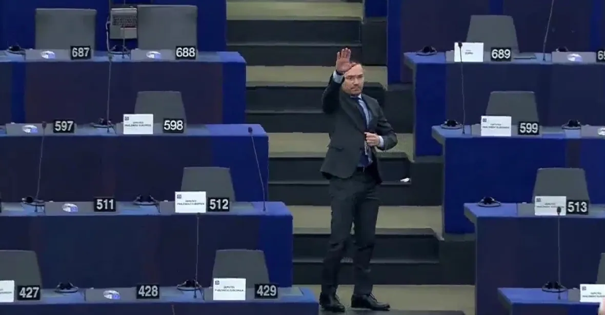 VIDEO: Bulharský europoslanec hajloval při jednání EP. Zdechovský ho nazval idiotem